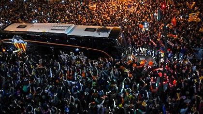 Δεν τους σταματάει ο κορωνοϊός: Χιλιάδες οπαδοί της Βαλένθια έξω από το Μεστάγια!