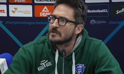 Γύρισε το… μάτι του προπονητή της Σάσαρι όταν δημοσιογράφος του είπε να «ηρεμήσει» (video)