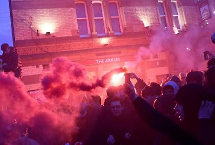 Έκαναν τη νύχτα μέρα έξω από το «Άνφιλντ» οι οπαδοί της Λίβερπουλ