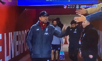 Ο Κλοπ κατσάδιασε οπαδούς της Λίβερπουλ που έδιναν τα χέρια στους παίκτες του (video)