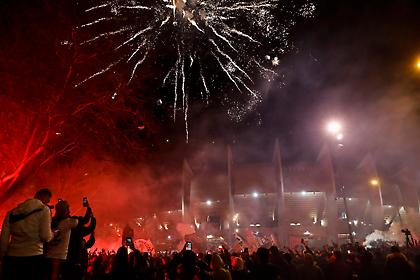 Πυροτεχνήματα έξω από το γήπεδο από του οπαδούς της Παρί (video)