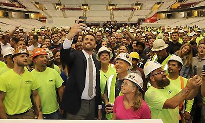 Πολύ γενναία δωρεά στους υπαλλήλους των Καβαλίερς από τον Λοβ