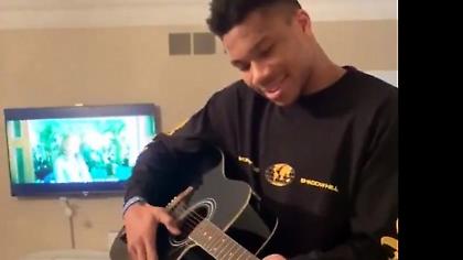 Ο Γιάννης το' ριξε στην κιθάρα και η σύντροφός του δεν τον... αντέχει (video)