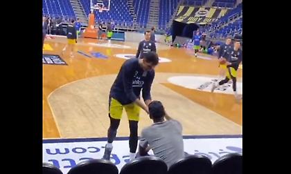 Μοίραζε… αντισηπτικό στους παίκτες της Φενέρ ο Νάναλι (video)