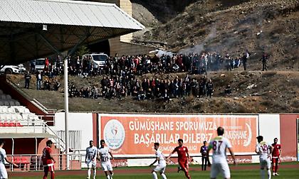 Τουρκία: Παρακολουθούσαν ματς από… βράχο επειδή ήταν κεκλεισμένων των θυρών