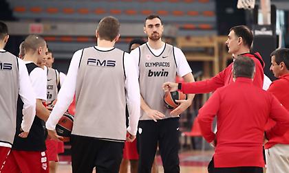 Δίνει άδεια στους παίκτες για να φύγουν ο Ολυμπιακός