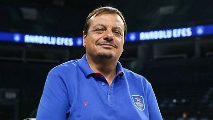 Ο Αταμάν παίζει μπάσκετ με τον γιο του στην αυλή του σπιτιού του (video)