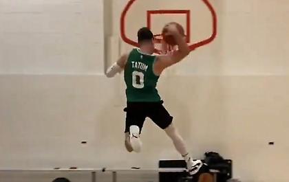 Τύπος μιμείται φοβερά τον Τέιτουμ! (video)