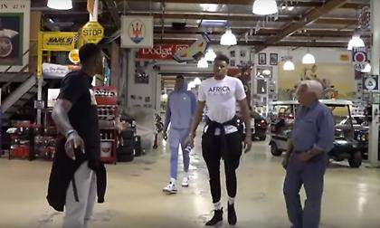 Οι Αντετοκούνμπο ξεναγήθηκαν στο γκαράζ του Τζέι Λένο και τρελάθηκαν (video)