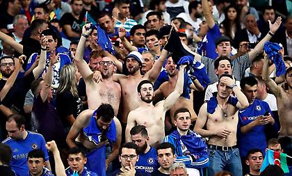 Οι οπαδοί της Τσέλσι τραγουδούν συνθήματα από τα σπίτια τους (video)