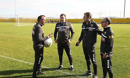 Δίπλα στους παίκτες Καρέρα και όλο το τιμ του-Ικανοποίηση για τις κατ’ οίκον προπονήσεις