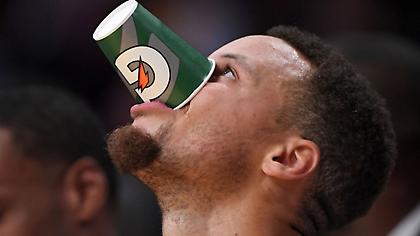 Ο Κάρι πίνει κρασί πάνω από... μάσκα (video)