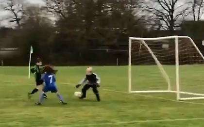 Πιτσιρίκα «διέλυσε» αγοράκι σε τετ-α-τετ (video)