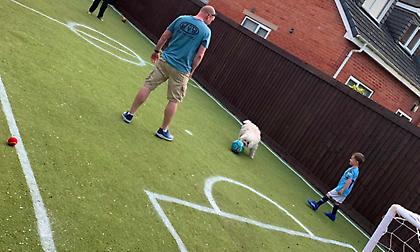 Πατέρας-υπόδειγμα: Μετέτρεψε την αυλή σε γήπεδο για να παίζει μπάλα ο γιος του (pics)