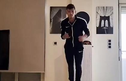 Ποδοσφαιριστές της ΑΕΚ και του Παναθηναϊκού μας δείχνουν τι κάνουν όσο μένουν σπίτι