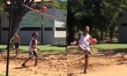 Απτόητος ο Ροναλντίνιο: Παίζει ποδοβόλεϊ στη φυλακή! (video)