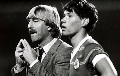 Όταν ο 17χρονος Φαν Μπάστεν αντικαθιστούσε τον Κρόιφ και σκόραρε στο ντεμπούτο του