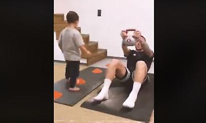 Ο Γκιλιέρμε μένει σπίτι και απολαμβάνει χαρούμενες στιγμές με τον γιο του (video)