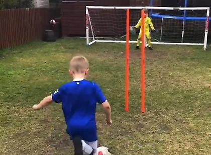 Πιτσιρικάς αναπαριστά μερικά από τα κορυφαία γκολ όλων των εποχών (video)