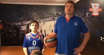 Το μήνυμα του Αταμάν παίζοντας μπάσκετ παρέα με τον γιο του (video)