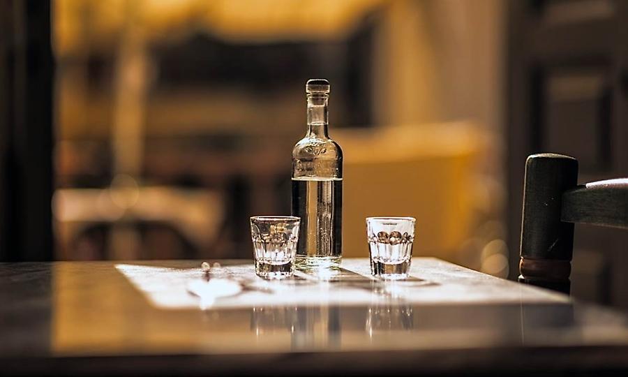 Τσικουδιά και ρακή... μπαίνουν στη μάχη κατά του κορωνοϊού