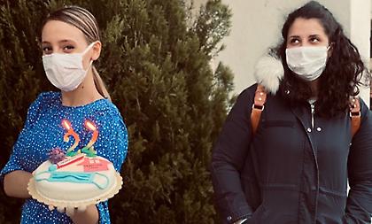 Η ιδιαίτερη έκπληξη με στιλ «Μένουμε Σπίτι» για τα γενέθλια της Κορακάκη (pics)