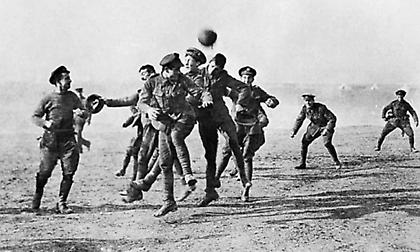 Όταν το ποδόσφαιρο σταμάτησε για μια νύχτα τον πόλεμο!