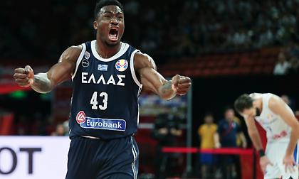 Ο Θανάσης Αντετοκούνμπο ...τίμησε την ημέρα με μια φώτο από τα NBA Awards