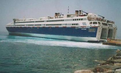 Τίτλοι τέλους για τον σίφουνα: Το πιο γρήγορο πλοίο στην Ελλάδα βουλιάζει (pics)