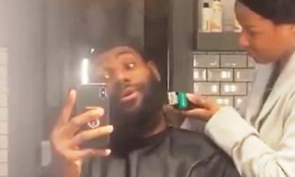 ΛεΜπρόν: Στο έλεος της… γυναίκας του για ξύρισμα (Video)