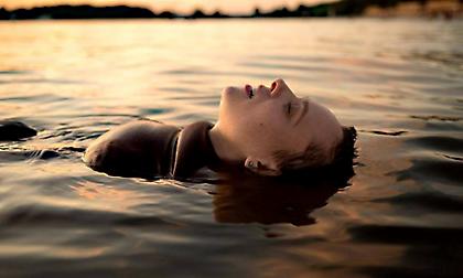 Διαμάντι ή υπερτιμημένη; Η σειρά που όλοι οι φίλοι σου έχουν πάρει τα αυτιά να δεις (video)