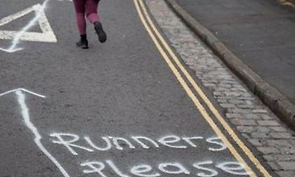 Πολίτες στο Μπρίστολ δημιούργησαν λωρίδα δρομέων στο δρόμο!