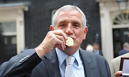 «Έφυγε» από κορωνοϊό o μεγάλος άσος της Λιντς, Νόρμαν Χάντερ