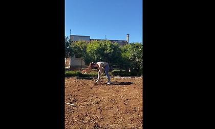 Με τσάπα σε χωράφι προπονείται η Στεφανίδη! (video)