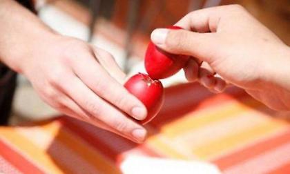 Δεν θέλει κόπο: Το κόλπο για να σπάσεις όλα τα αυγά σήμερα