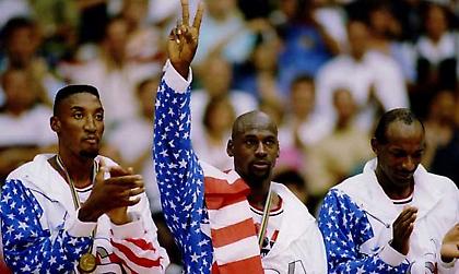 Μάικλ Τζόρνταν: Πάνω από $200.000 για φορεμένη κι υπογεγραμμένη φανέλα του από τη Dream Team