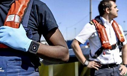 Μια καινοτόμα ιδέα: Πώς λειτουργούν τα βραχιολάκια χειρός που κρατούν μακριά τον covid-19