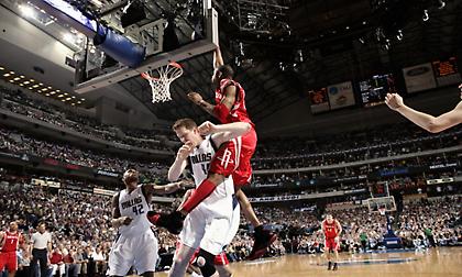 Σαν σήμερα ο ΜακΓκρέιντι έκανε... πόστερ τον -ύψους 2.30 μ.- Μπράντλεϊ! (video)