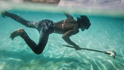 Μπαζάου: Τα υπεράνθρωπα χαρακτηριστικά των τσιγγάνων της θάλασσας που ζουν μέσα στο νερό