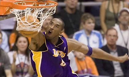 Σαν σήμερα ο Κόμπι κάρφωσε… πάνω από τον Νας (video)