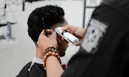 3 ατάκες που αν τις λες στον κομμωτή σου, μπαίνεις αυτόματα στην black list του