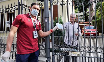 Μοίρασαν ιατρικές μάσκες σε πολίτες οι παίκτες της Βενέτσια (video)