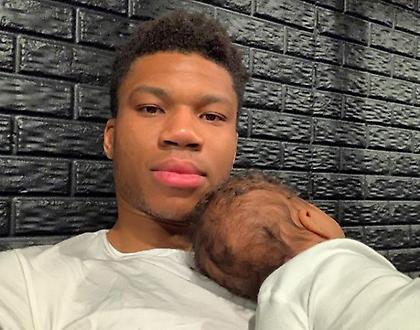 Ο μικρός Λίαμ αποκοιμήθηκε στον ώμο του Γιάννη (pic)