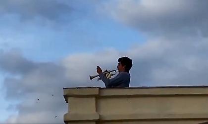 Ανατριχίλα: Ο ύμνος της Ρεάλ με τρομπέτα στους άδειους δρόμους της Μαδρίτης (video)