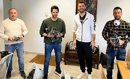 Ο Μάντζαρης παρέδωσε στον Τσαλίκη μάσκες για τον Δήμο Περιστερίου (pics)