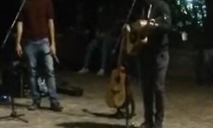 Αστυνομικοί διέκοψαν υπαίθρια «συναυλία» στην Ακρόπολη