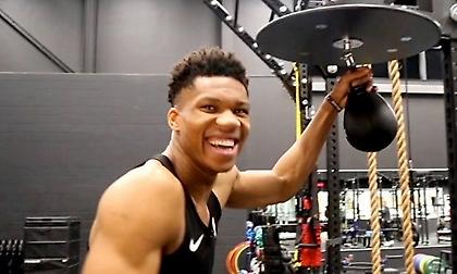 «Λιώνει» στο γυμναστήριο ο Γιάννης (video)