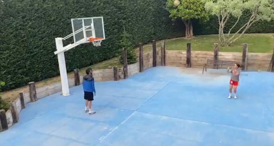 Ο Ναβάρο πασάρει και η κόρη τα… βάζει! (video)