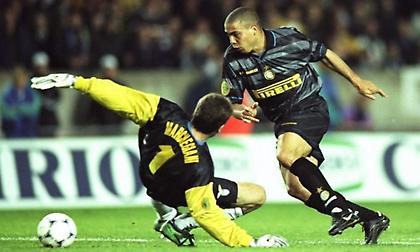 Σαν σήμερα το σόου του Ρονάλντο στον τελικό του Κυπέλλου UEFA! (vids)