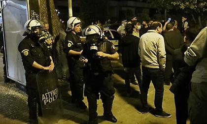 Ένταση στην Αγία Παρασκευή: 100 άτομα αρνούνται να φύγουν από την πλατεία